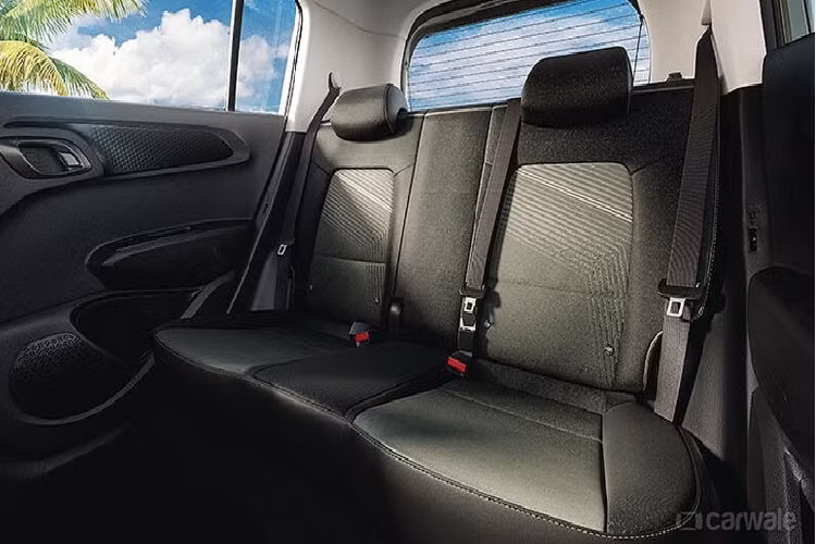 Tại Ấn Độ, mẫu xe SUV Hyundai Exter 2024 sẽ được cung cấp hai tùy chọn động cơ. Thứ nhất là động cơ xăng 4 xi-lanh, hút khí tự nhiên, dung tích 1.2L mượn từ Grand i10, cho công suất tối đa 83 mã lực và mô-men xoắn cực đại 114 Nm. Khối động cơ này đi kèm với hộp số sàn 5 cấp hoặc hộp số sàn tự động AMT.