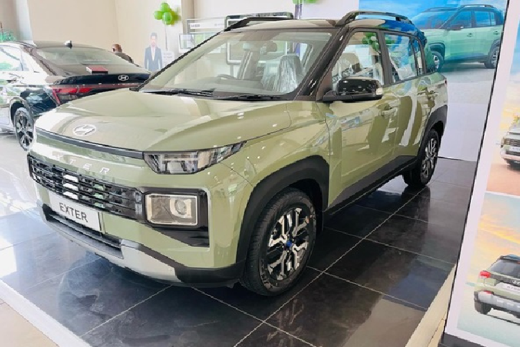 Thiết kế bên trong cabin của Hyundai Exter có nhiều đường nét khá giống với Grand i10. Có thể kể đến một số trang bị nổi bật trên Exter như: màn hình giải trí 8 inch tương thích Apple CarPlay và Android Auto, sạc không dây, đồng hồ tốc độ dạng màn điện tử 4,2 inch, cổng USB kết nối dạng Type-C, đèn chiếu chân, ga tự động... Trên phiên bản cao nhất còn có cả cửa sổ trời cùng nhiều tính năng hiện đại khác.