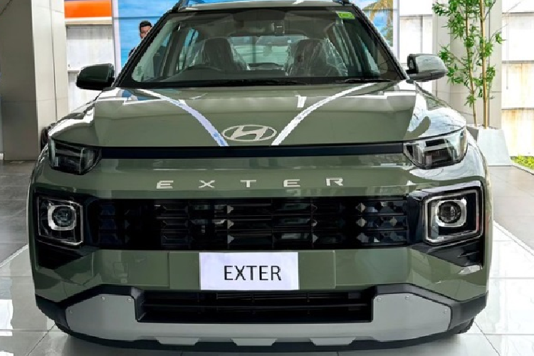 Hyundai Exter được áp dụng ngôn ngữ thiết kế Sensuous Sportiness (Động lực học tham số). Đầu xe nổi bật với lưới tản nhiệt thiết kế vuông vức, kết hợp với dải đèn LED chạy ban ngày hình chữ H độc đáo. Nhìn từ bên hông, Hyundai Exter trông khá giống Mufasa. Phía sau, cụm đèn hậu cũng có đồ họa hình chữ H tương tự đèn pha.