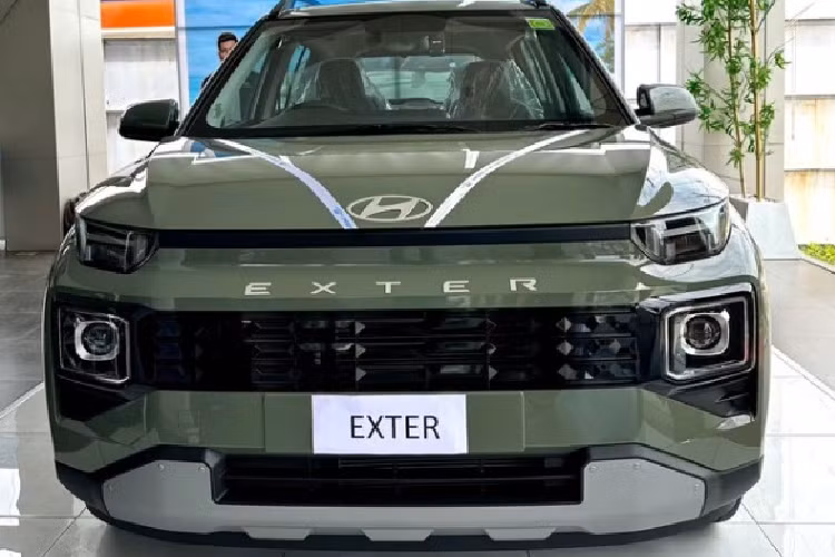 Hyundai Exter được áp dụng ngôn ngữ thiết kế Sensuous Sportiness (Động lực học tham số). Đầu xe nổi bật với lưới tản nhiệt thiết kế vuông vức, kết hợp với dải đèn LED chạy ban ngày hình chữ H độc đáo. Nhìn từ bên hông, Hyundai Exter trông khá giống Mufasa. Phía sau, cụm đèn hậu cũng có đồ họa hình chữ H tương tự đèn pha.
