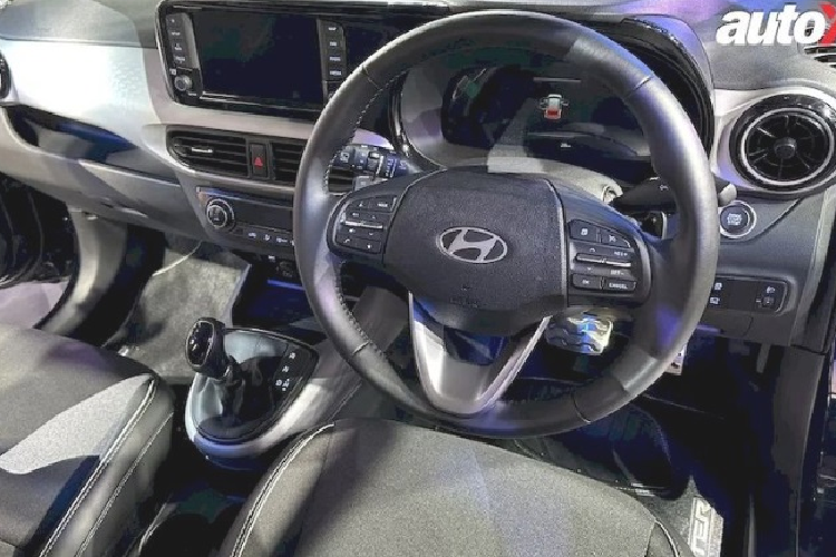 Về trang bị an toàn, Hyundai Exter hiện không có hệ thống an toàn chủ động Hyundai Smartsense nhưng bù lại, xe vẫn được trang bị nhiều tính năng hỗ trợ lái như: 6 túi khí tiêu chuẩn, hệ thống hỗ trợ khởi hành ngang dốc, hệ thống chống bó cứng phanh ABS, phân phối lực phanh điện tử EBD, cảm bến đỗ xe phía sau, camera lùi, dây đai an toàn 3 điểm, nhắc nhở thắt dây an toàn ở mọi vị trí và móc ghế trẻ em Isofix.