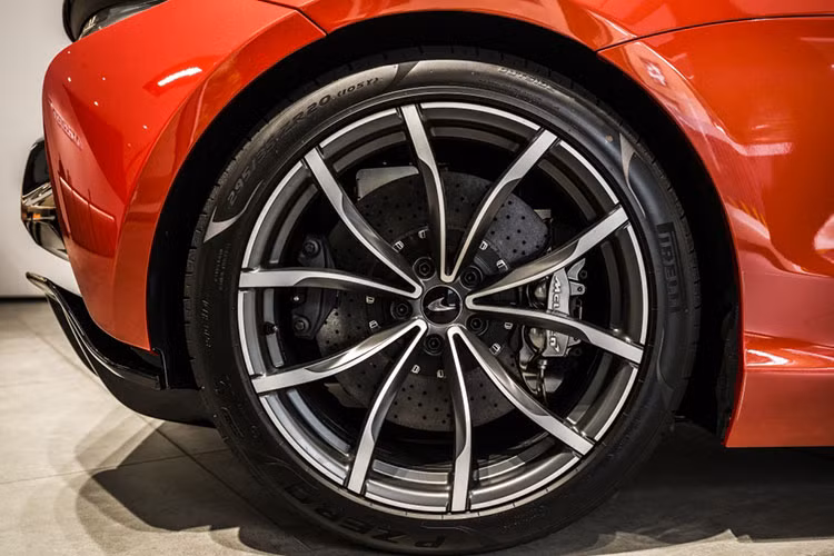 Bên trong, khoang cabin của xe được bọc da màu đen là chủ đạo đi cùng với một vài chi tiết màu cam giống nội thất. Xe có vô lăng 3 chấu nhưng các phím chức năng trên vô lăng đã được lược bỏ nhìn đơn giản, hiện đại hơn.