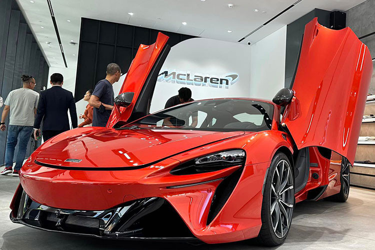 McLaren sở hữu 37 màu sơn ngoại thất có sẵn - trong đó có 6 màu tiêu chuẩn, 16 màu thuộc bộ sưu tập Elite và 15 màu thuộc bộ sưu tập MSO. Bên cạnh gói nội thất tiêu chuẩn thì McLaren còn mang đến cho khách hàng 2 gói nội thất khác là Pioneer và Luxe với loại da và các kiểu phối màu khác nhau.