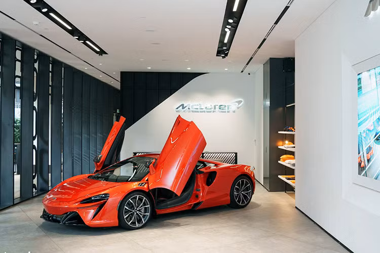 Đây là chiếc McLaren Artura chính hãng thứ hai cập bến Việt Nam. Tuy nhiên, chiếc này không để bàn giao cho khách mà chỉ để giới thiệu cho mọi người tham quan.