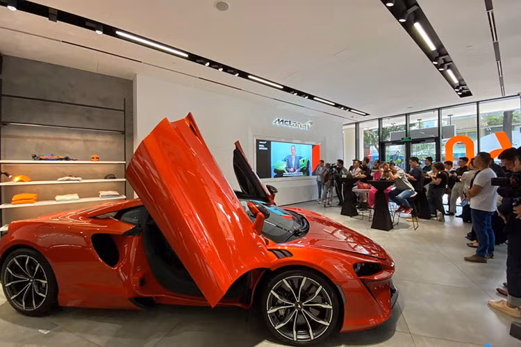 Hệ thống plug-in hybrid bao gồm một động cơ điện khối lượng nhẹ có công suất 95 mã lực và mô-men xoắn 225 Nm. Tổng cộng, toàn hệ thống sản sinh công suất tối đa 680 mã lực và mô-men xoắn 720 Nm, kết hợp hộp số tự động 8 cấp ly hợp kép và hệ dẫn động cầu sau.