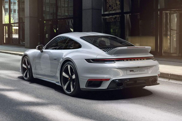 Động cơ trên sẽ đi kèm hộp số sàn 7 cấp và hệ dẫn động cầu sau, nhờ đó, chiếc xe thể thao giới hạn này có thể tăng tốc từ vị trí xuất phát lên 100 km/h chỉ trong thời gian 4,1 giây trước khi đạt tốc độ tối đa 315 km/h.