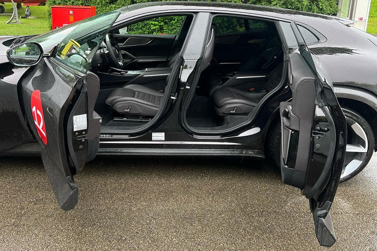 Sức mạnh của xe được kết hợp với hộp số ly hợp kép 8 cấp và hệ dẫn động bốn bánh, nhờ đó, siêu xe gầm cao Ferrari Purosangue chỉ mất thời gian 3,3 giây để tăng tốc từ vị trí xuất phát lên 100 km/h trước khi đạt tốc độ tối đa hơn 310 km/h.