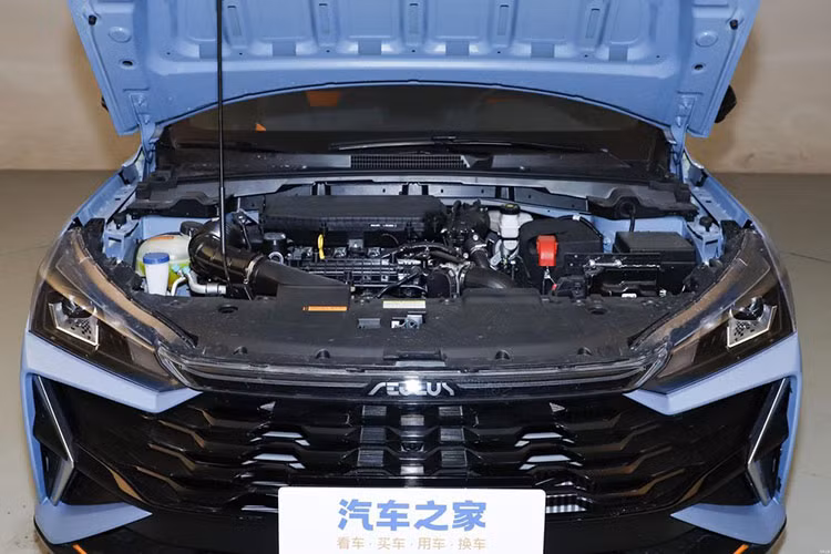 Yixuan cũng đã thêm các tấm trang trí màu vàng vào phần dưới của cản trước, khiến toàn bộ mặt tiền của chiếc xe năng động hơn. Ở phía sau xe, Fengshen Yixuan có trang bị cánh lướt gió khoét rỗng, bên dưới là cụm đèn hậu dạng xuyên suốt. 