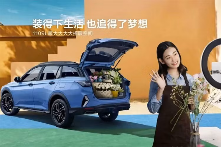 Thông tin về giá xe Fengshen Yixuan Champion Edition mới vẫn chưa được công bố chính thức, nhưng để tham khảo, có 7 mẫu Fengshen Yixuan hiện đang được bán với mức giá từ 64.900 đến 93.900 nhân dân tệ. Về ngoại hình, Fengshen Yixuan áp dụng thiết kế lưới tản nhiệt hút gió phía trước cỡ lớn, bản cao cấp sẽ được trang bị đèn pha LED, đồng thời có nguồn sáng xuyên thấu ở trung tâm.