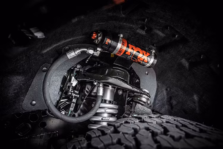 Hệ thống treo được nâng cấp với phuộc nhún thương hiệu Fox, bao gồm bộ giảm xóc tích hợp bình khí nén 2.5 tại cầu trước và sau, bộ điều chỉnh 2 cấp độ, hệ thống nâng của BDS... Hệ thống phanh hiệu năng cao với kẹp và má phanh mới. Bộ ống xả thể thao do Borla chế tác riêng cho xe.