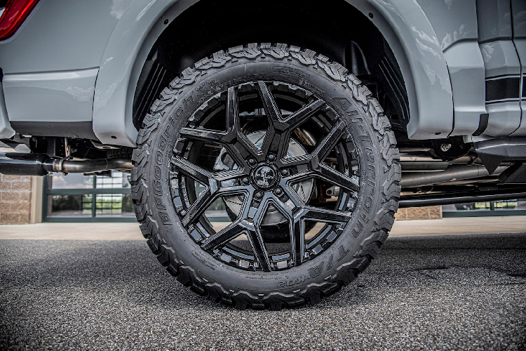 Tên của phiên bản đặc biệt này đi kèm chữ ký của nhà sáng lập Carroll Shelby được dán dọc theo thân dưới của chiếc bán tải, cũng như ở 2 bên khe thoát gió phía sau vòm bánh xe. Bộ mâm hợp kim Shelby 22 inch đi kèm lốp đa địa hình BFG KO2 kích thước 35/12.50R22.