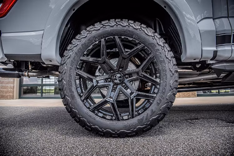 Tên của phiên bản đặc biệt này đi kèm chữ ký của nhà sáng lập Carroll Shelby được dán dọc theo thân dưới của chiếc bán tải, cũng như ở 2 bên khe thoát gió phía sau vòm bánh xe. Bộ mâm hợp kim Shelby 22 inch đi kèm lốp đa địa hình BFG KO2 kích thước 35/12.50R22.