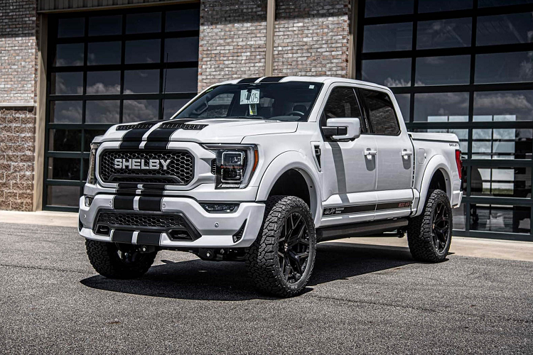 Đúng như tên gọi, phiên bản Ford F-150 Carroll Shelby Centennial Edition 2023 mới này được tạo ra với mục đích kỷ niệm 100 năm ngày sinh ông Carroll Shelby, tay đua huyền thoại và là người có tầm ảnh hưởng lớn đối với sự phát triển ngành công nghiệp ô tô Mỹ.