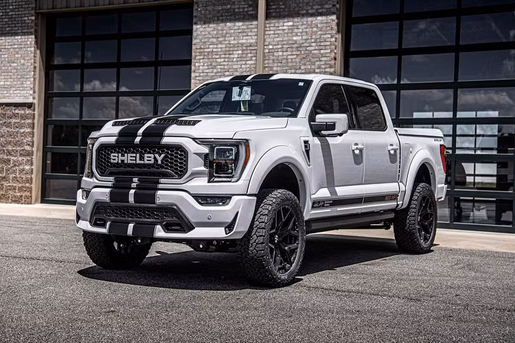 Đúng như tên gọi, phiên bản Ford F-150 Carroll Shelby Centennial Edition 2023 mới này được tạo ra với mục đích kỷ niệm 100 năm ngày sinh ông Carroll Shelby, tay đua huyền thoại và là người có tầm ảnh hưởng lớn đối với sự phát triển ngành công nghiệp ô tô Mỹ.