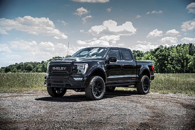 Siêu bán tải Ford F-150 Carroll Shelby Centennial Edition dựa trên thiết kế ban đầu của bản F-150 Lariat 4×4 SuperCrew (cabin kép) với động cơ V8 5.0L, nên thông số công suất cũng chỉ dừng lại ở mức 400 mã lực như nguyên bản.