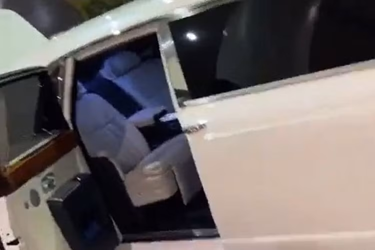 Tiếp đến là cụm đèn pha được lấy cảm hứng từ mẫu Phantom Drophead Coupe. Còn lại, xe vẫn dùng lưới tản nhiệt Pantheon và biểu tượng Spirit of Ecstasy mạ chrome sáng bóng.