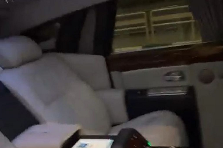 Bên trong cabin, xe cung cấp chỗ ngồi cho 4 người với rất nhiều trang bị, tiện ích hiện đại đi kèm. Hệ thống ghế ngồi bọc da màu trắng, Starlight Headliner (trần xe mô phỏng bầu trời sao) màu xám nhạt và một số điểm nhấn bằng gỗ khắp cabin.