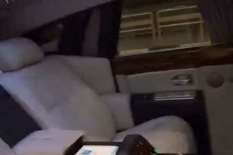 Bên trong cabin, xe cung cấp chỗ ngồi cho 4 người với rất nhiều trang bị, tiện ích hiện đại đi kèm. Hệ thống ghế ngồi bọc da màu trắng, Starlight Headliner (trần xe mô phỏng bầu trời sao) màu xám nhạt và một số điểm nhấn bằng gỗ khắp cabin.