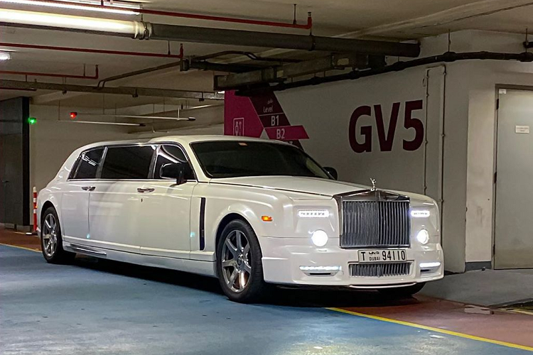 Chiếc xe trong bài thuộc sở hữu của một tỷ phú ở Dubai. Bên cạnh việc nâng cấp Rolls-Royce Phantom VII lên thành một chiếc limousine, chủ nhân của chiếc xe này còn thay đổi nhiều chi tiết ở ngoại thất nhằm tạo “bộ nhận diện” riêng.