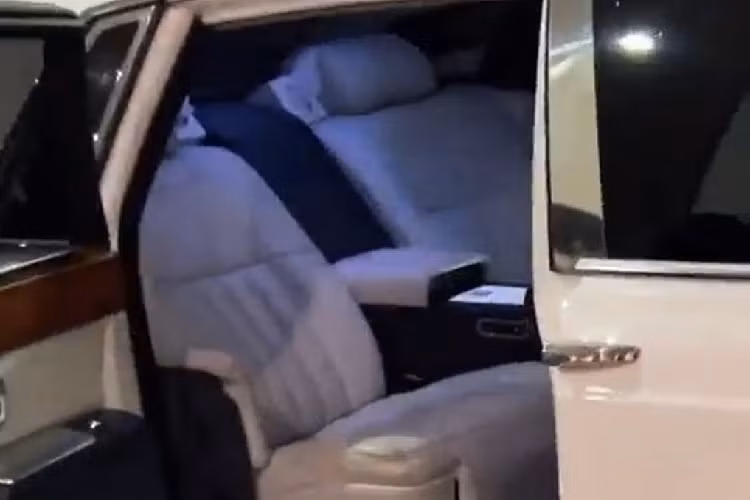 Rolls-Royce Phantom VII độ limosusine được trang bị bộ mâm 7 chấu kích thước 21 inch liền khối. Tương tự đầu xe, khu vực đuôi cũng được nâng cấp với phần ốp thân rộng. Cản sau nổi bật với các họa tiết ốp chrome và ống xả đặc trưng của chiếc Phantom Mansory Conquistador. 