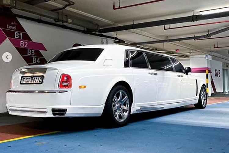 Cụ thể, khu vực đầu chiếc xe siêu sang Rolls-Royce Phantom VII này đã được nâng cấp gói Conquistador của Mansory với ốp vòm bánh xe được mở rộng hơn và cản trước được làm hồm hố hơn.