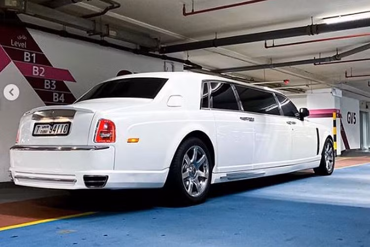 Cụ thể, khu vực đầu chiếc xe siêu sang Rolls-Royce Phantom VII này đã được nâng cấp gói Conquistador của Mansory với ốp vòm bánh xe được mở rộng hơn và cản trước được làm hồm hố hơn.