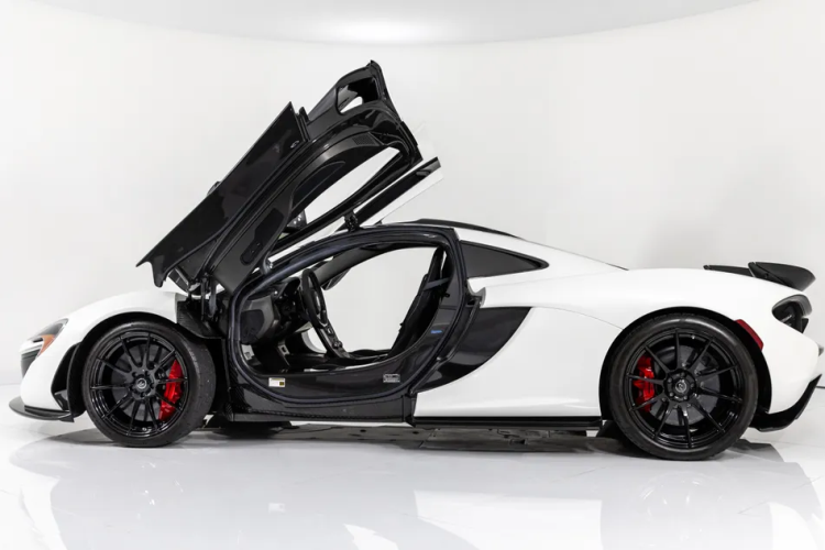 Chiếc McLaren P1 được bán đấu giá có tông màu trắng cùng những điểm nhấn tông màu đen. McLaren P1 số thứ tự 110 thuộc bộ sưu tập The Ikonick từ năm 2017, odo đi hơn 2.000 dặm (khoảng 3.218 km). Mức giá đấu và thông tin sẽ được hiển thị trược tiếp đến hết ngày 26/10.