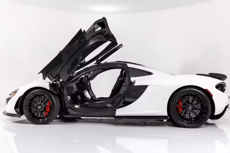 Chiếc McLaren P1 được bán đấu giá có tông màu trắng cùng những điểm nhấn tông màu đen. McLaren P1 số thứ tự 110 thuộc bộ sưu tập The Ikonick từ năm 2017, odo đi hơn 2.000 dặm (khoảng 3.218 km). Mức giá đấu và thông tin sẽ được hiển thị trược tiếp đến hết ngày 26/10.