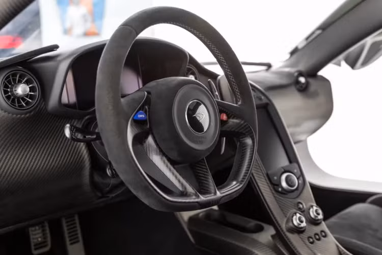 Chiếc siêu xe thứ 2 của Skolnick được bán đấu giá trực tuyến là Lamborghini Aventador SV Roadster đời 2017 mà anh mua mới. Mức khởi điểm từ 300.000 USD và bắt đầu đấu giá từ ngày 19/10 đến 2/11. Chiếc SV Roadster này có màu đỏ Rosso, các thành phần ngoại thất được tùy chỉnh bởi Novitec và đã đi 396 dặm (637 km)