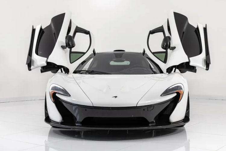 Lần đầu tiên, các xe thuộc bộ sưu tập Ikonick được bán công khai và lần này có 2 mẫu xe gồm McLaren P1 sản xuất năm 2014 với mức giá khởi điểm 1 triệu USD. Được coi là một trong siêu xe đầu bảng của dòng hypercars, mẫu này thuộc số lượng sản xuất giới hạn 375 xe (chiếc xe này số thự tự 110).