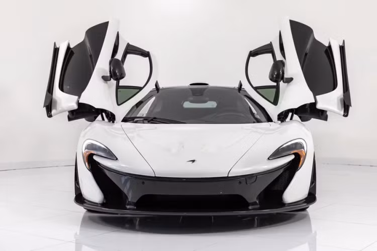 Lần đầu tiên, các xe thuộc bộ sưu tập Ikonick được bán công khai và lần này có 2 mẫu xe gồm McLaren P1 sản xuất năm 2014 với mức giá khởi điểm 1 triệu USD. Được coi là một trong siêu xe đầu bảng của dòng hypercars, mẫu này thuộc số lượng sản xuất giới hạn 375 xe (chiếc xe này số thự tự 110).