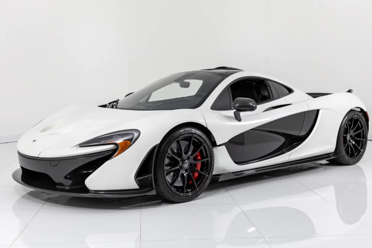 Bộ sưu tập siêu xe Ikonick là đứa con tinh thần của Skolnick – một doanh nhân và nhà từ thiện và Ikonick là quê hương sáng tạo ra một số tác phẩm nghệ thuật và ô tô tốt nhất thế giới. Bộ sưu tập Ikonick có hơn 125 siêu xe, siêu xe hypercars và dòng xe cổ điển.