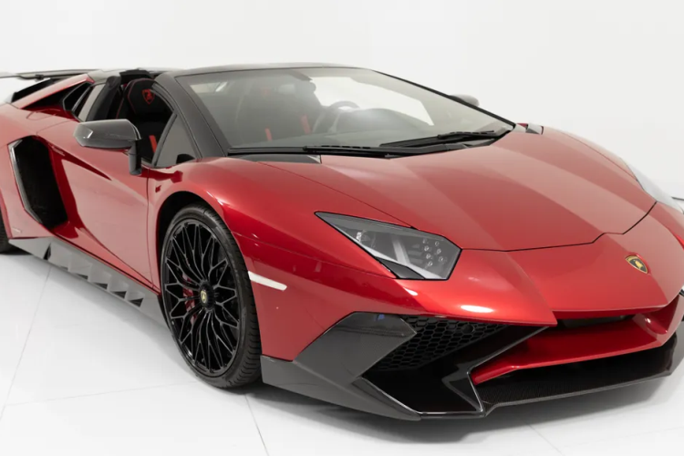 RM Sotheby’s hiện đang chịu trách nhiệm cho mẫu xe ô tô có giá trị cao nhất từng được bán đấu giá. Tập đoàn duPont REGISTRY là hệ sinh thái sang trọng hàng đầu thế giới gói gọn văn hóa, cộng đồng và thương mại của phong cách ô tô cao cấp.