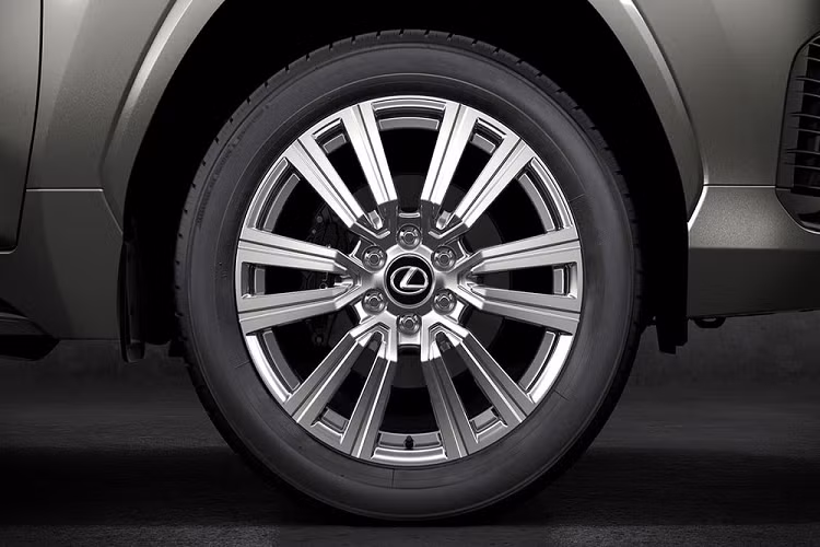 Ở bên sườn, chiếc Lexus LX bí ẩn này được trang bị vành la-zăng hợp kim nhôm có đường kính 22 inch và thiết kế 6 chấu kép. Đây vốn là trang bị hiện đang được dùng cho bản cao cấp của Lexus LX600 2023. Hiện chưa có thông tin về động cơ của Lexus LX 700h mới.