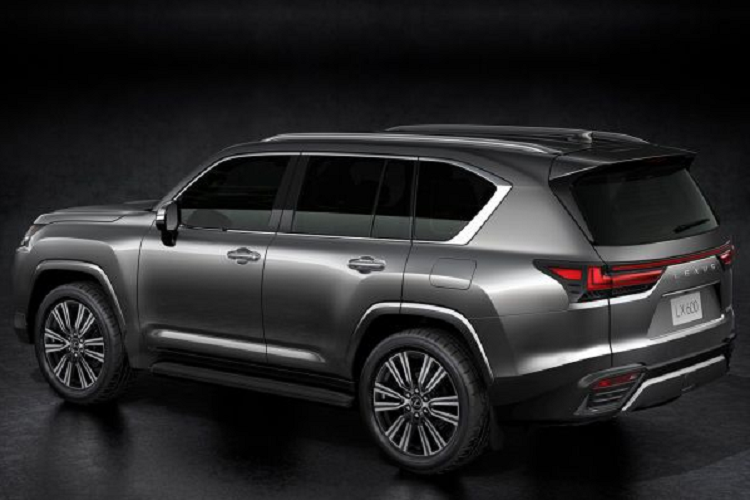 Có vẻ như Lexus LX 700h chính là sự kết hợp giữa LX 600 và hệ truyền động i-FORCE MAX. Ở Toyota Tundra 2023, hệ truyền động i-FORCE MAX này tạo ra công suất tổng cộng 437 mã lực và mô-men xoắn cực đại 790 Nm. Nếu đúng như vậy, Lexus LX 700h sẽ mạnh hơn 28 mã lực và 141 Nm so với LX 600.