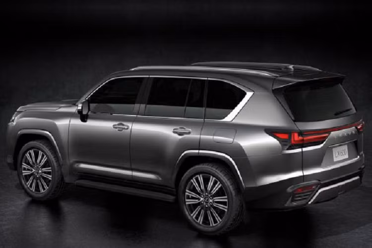 Có vẻ như Lexus LX 700h chính là sự kết hợp giữa LX 600 và hệ truyền động i-FORCE MAX. Ở Toyota Tundra 2023, hệ truyền động i-FORCE MAX này tạo ra công suất tổng cộng 437 mã lực và mô-men xoắn cực đại 790 Nm. Nếu đúng như vậy, Lexus LX 700h sẽ mạnh hơn 28 mã lực và 141 Nm so với LX 600.