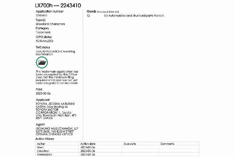 Sau đó, Lexus đã đăng ký bản quyền cho thương hiệu LX700h tại Canada. Đây có thể là phiên bản hybrid mới của dòng SUV hạng sang cỡ lớn này. Qua hình ảnh chụp trên đường phố Nhật Bản, có thể thấy chiếc Lexus LX này chỉ được ngụy trang ở nửa thân dưới.