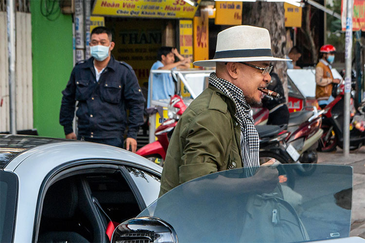 Nhiều người chỉ biết đến ông Vũ qua việc sưu tập siêu xe, fan ruột của Ferrari, Porsche, Ford(Mustang và GT), Mercedes-Benz, BMW, Land Rover, tuy nhiên, doanh nhân này còn sở hữu rất nhiều xe biển đẹp, có thể xem là 1 nhà sưu tập biển khủng nhất nhì tại Việt Nam.