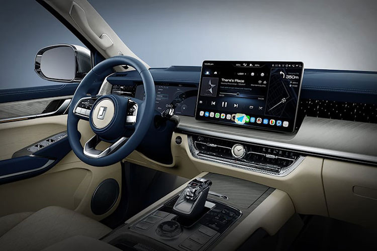 Mặt trước của sản phẩm nhái này hầu như giống với mặt trước của Toyota Land Cruiser LC300, từ lưới tản nhiệt cỡ lớn với các thanh ngang màu bạc nổi bật, đèn pha đến cản va trước, mặt bên của chiếc SUV đặc biệt kỳ lạ có bánh xe và lốp xe nhỏ.