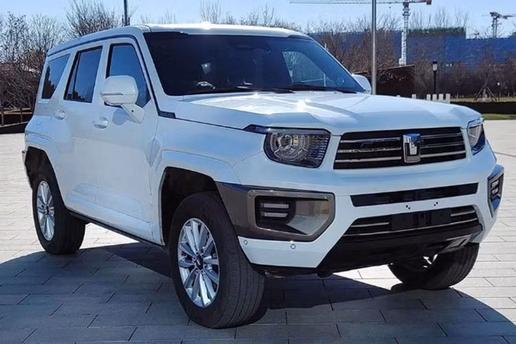 Có vẻ như Toyota Land Cruiser đang cháy hàng ở nhiều thị trường, giá cả thì tăng cao nên đã được các tay chuyên "sao y bản chính" xe từ các hãng nổi tiếng ra tay, giải 1 phần "cơn khát" sở hữu xe Toyota Land Cruiser với giá siêu rẻ.