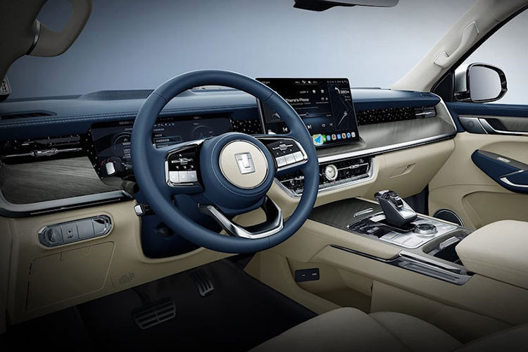 Ở phía sau là đèn hậu, cốp sau và một bộ khuếch tán cùng loại với các đường cắt ống xả giả như mẫu SUV chủ tịch Toyota Land Cruiser LC300. Phần logo đầu xe khá lạ còn đuôi xe có dòng chữ Huluze hoặc Kuluze chưa rõ có ý nghĩa gì.