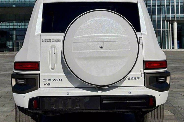 Hình ảnh một chiếc Toyota Land Cruiser LC300 với ngoại hình ngộ nghĩnh cùng logo phía trước và sau không phải của hãng Toyota đã khiến không ít người bất ngờ và khâm phục trước công nghệ làm nhái xe của các "pháp sư" đến từ Trung Quốc.