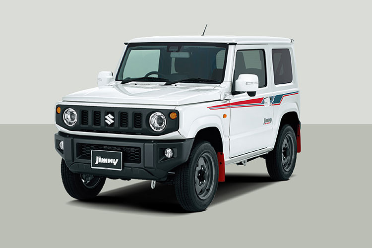 Bên cạnh đó, xe còn được trang bị logo hình con tê giác trên đề-can. Cụ thể, mẫu SUV việt dã này được bổ sung đề-can mới màu cam và hồng/đỏ trên sườn xe cũng như khu vực phía sau. Bên cạnh đó, xe còn được trang bị logo hình con tê giác trên đề-can.