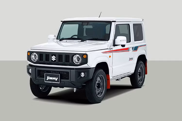 Bên cạnh đó, xe còn được trang bị logo hình con tê giác trên đề-can. Cụ thể, mẫu SUV việt dã này được bổ sung đề-can mới màu cam và hồng/đỏ trên sườn xe cũng như khu vực phía sau. Bên cạnh đó, xe còn được trang bị logo hình con tê giác trên đề-can.