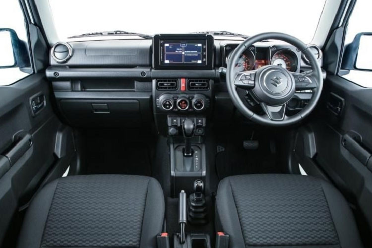 Bên trong xe, Suzuki Jimny Heritage Limited Edition sở hữu khay lót sàn khoang hành lý đặc biệt. Những trang bị còn lại của xe không khác gì bản thường, vẫn bao gồm vô lăng bọc da, màn hình thông tin giải trí 7 inch...