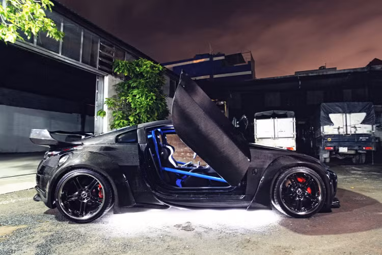 Động cơ xe được nâng cấp bằng bộ tăng áp kép Greddy, tăng công suất thêm 150 mã lực. Xe có khả năng đạt vận tốc tối đa tới 250km/h cùng với khả năng drift cực đỉnh nhờ được trang bị hệ dẫn động cầu sau.