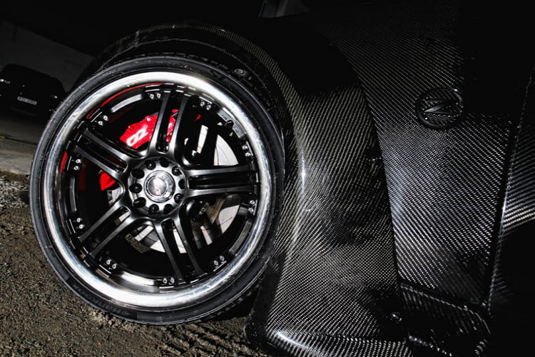 Tiếp đến là bộ mâm Work đa chấu mới màu đen bóng, rất “ton-sour-ton” với màu sơn ngoại thất. Trong khi trước đó xe dùng bộ mâm 5 chấu kép sâu lòng kích thước lớn, màu nhôm.