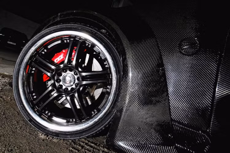 Tiếp đến là bộ mâm Work đa chấu mới màu đen bóng, rất “ton-sour-ton” với màu sơn ngoại thất. Trong khi trước đó xe dùng bộ mâm 5 chấu kép sâu lòng kích thước lớn, màu nhôm.