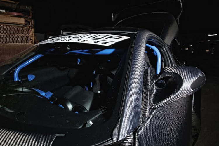 Bên trong là cụm phanh D2 với 8 pít-tông thủy lực trên mỗi đĩa thắng. Hệ thống thanh giằng chống lật xe cũng được lắp ráp trên chiếc xe này.