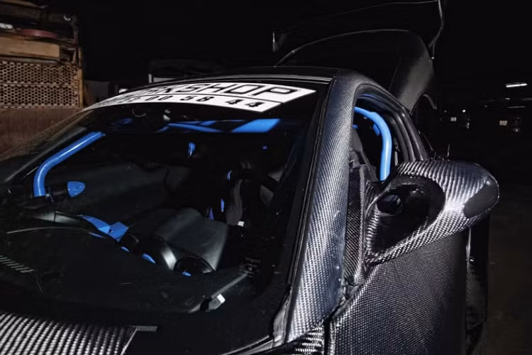 Bên trong là cụm phanh D2 với 8 pít-tông thủy lực trên mỗi đĩa thắng. Hệ thống thanh giằng chống lật xe cũng được lắp ráp trên chiếc xe này.